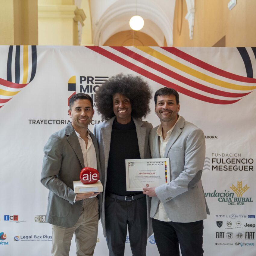 Omar Guzmán, Emilio Arrieta, Alejandro Iglesias en Premios AJE