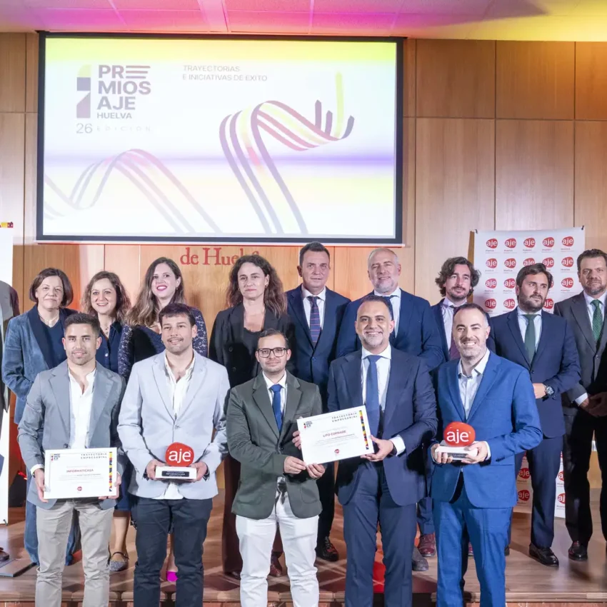 Foto grupal de premiados AJE