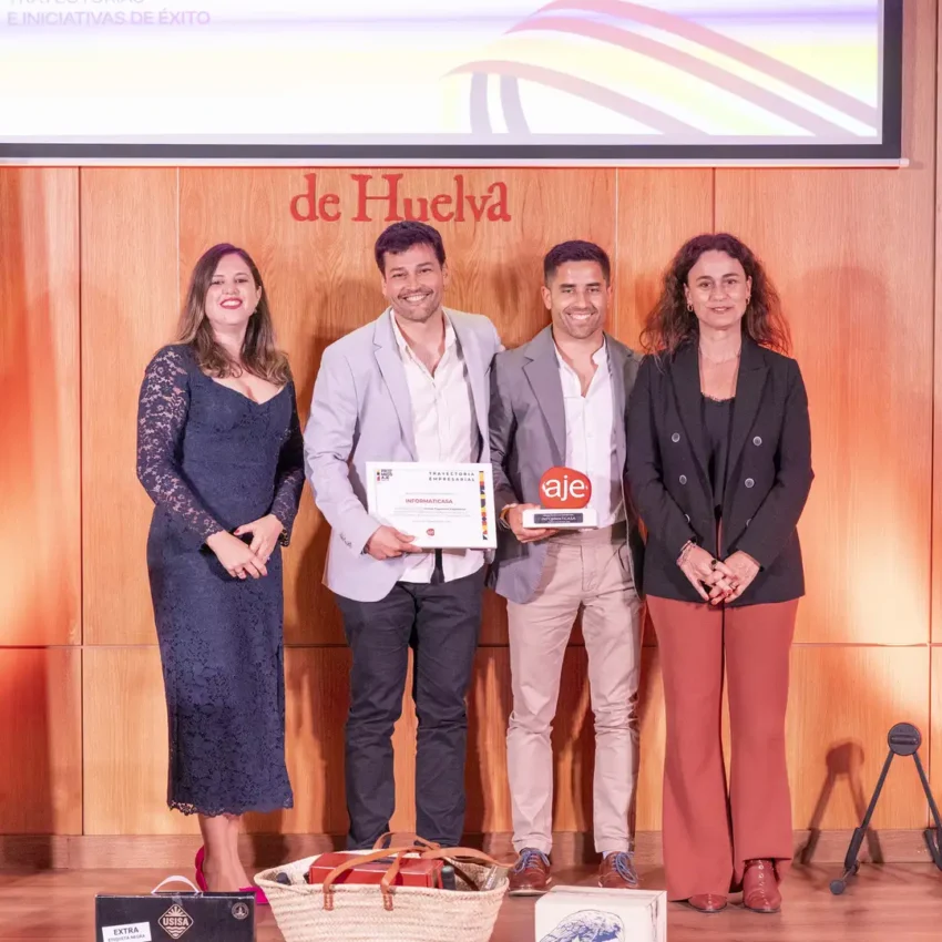 Autoridades de premios AJE junto a premiados