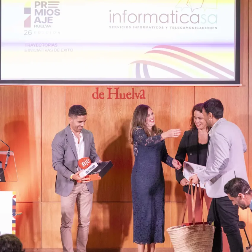 Alejandro Iglesias recibiendo galaron