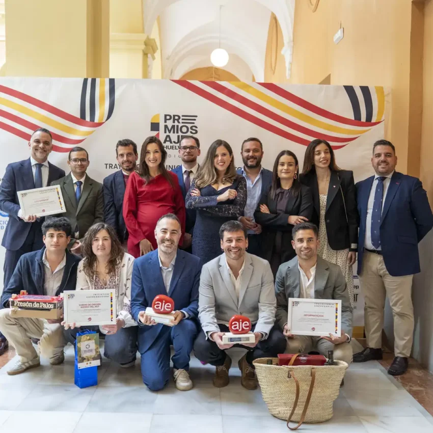 Equipo AJE Huelva junto a ganadores