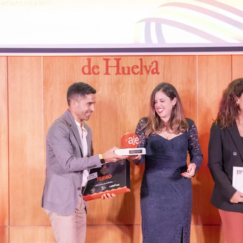 Omar Guzmán recibiendo el mprmeio