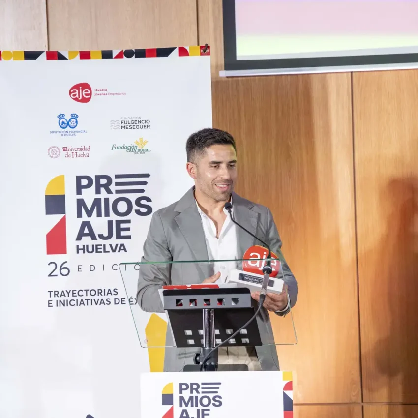 Omar Guzmán durante el recibimiento del prmeio